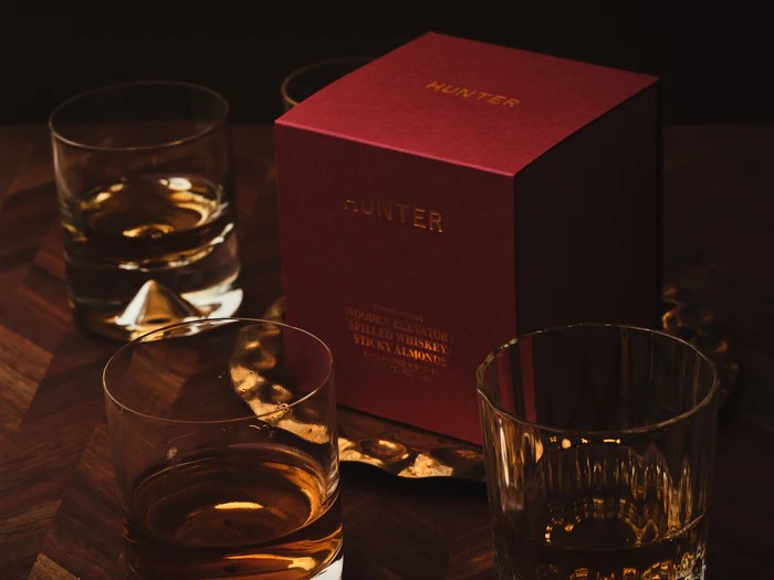 Hunter Candles Scented Candle The Strand / Wooden Elevator, Sticky Almonds, Spilled Whiskey